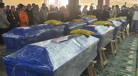 Read more about the article Isak Tangis, Saat Penyerahan Tujuh Jenazah Korban ATR 42-500