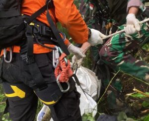 Read more about the article Basarnas Jelaskan Makna 13 Ribu Langkah Kopilot ATR