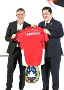 Read more about the article Bukan Cuma Soal Taktik! 3 Alasan PSSI Yakin dengan John Herdman