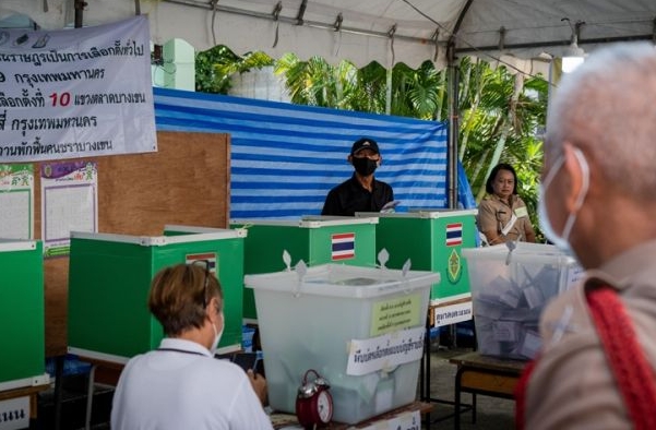 Read more about the article TPS Ditutup dalam Pemilu Tiga Kubu di Thailand, Risiko Ketidakstabilan Mengintai