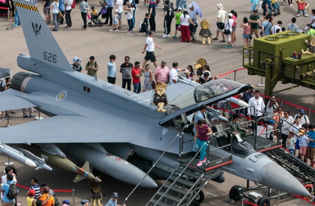 Read more about the article Antusiasme Membludak di Hari Publik Pertama Singapore Airshow